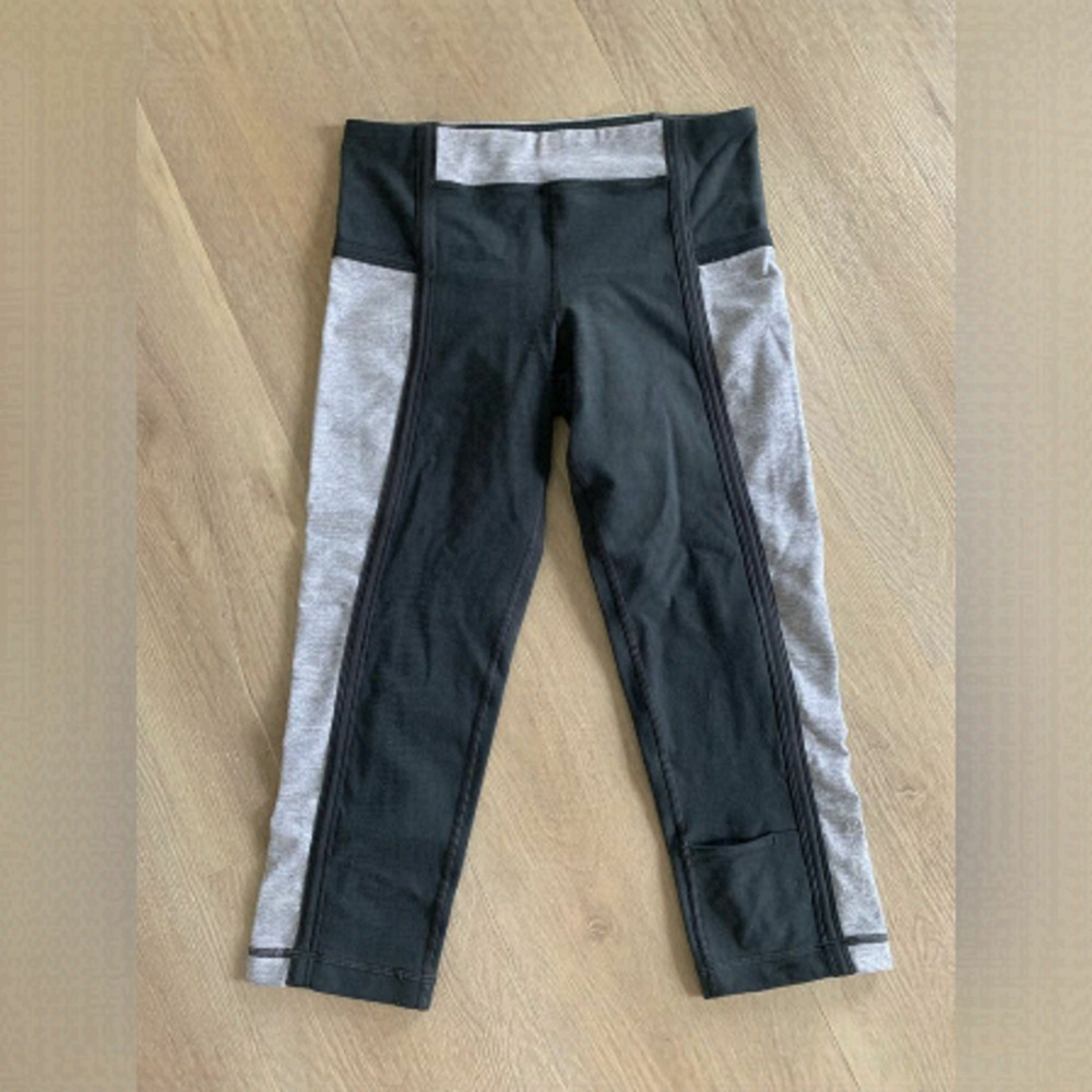 LULULEMON CROPPED dark grey & light grey colour legging with bottom leg pocket